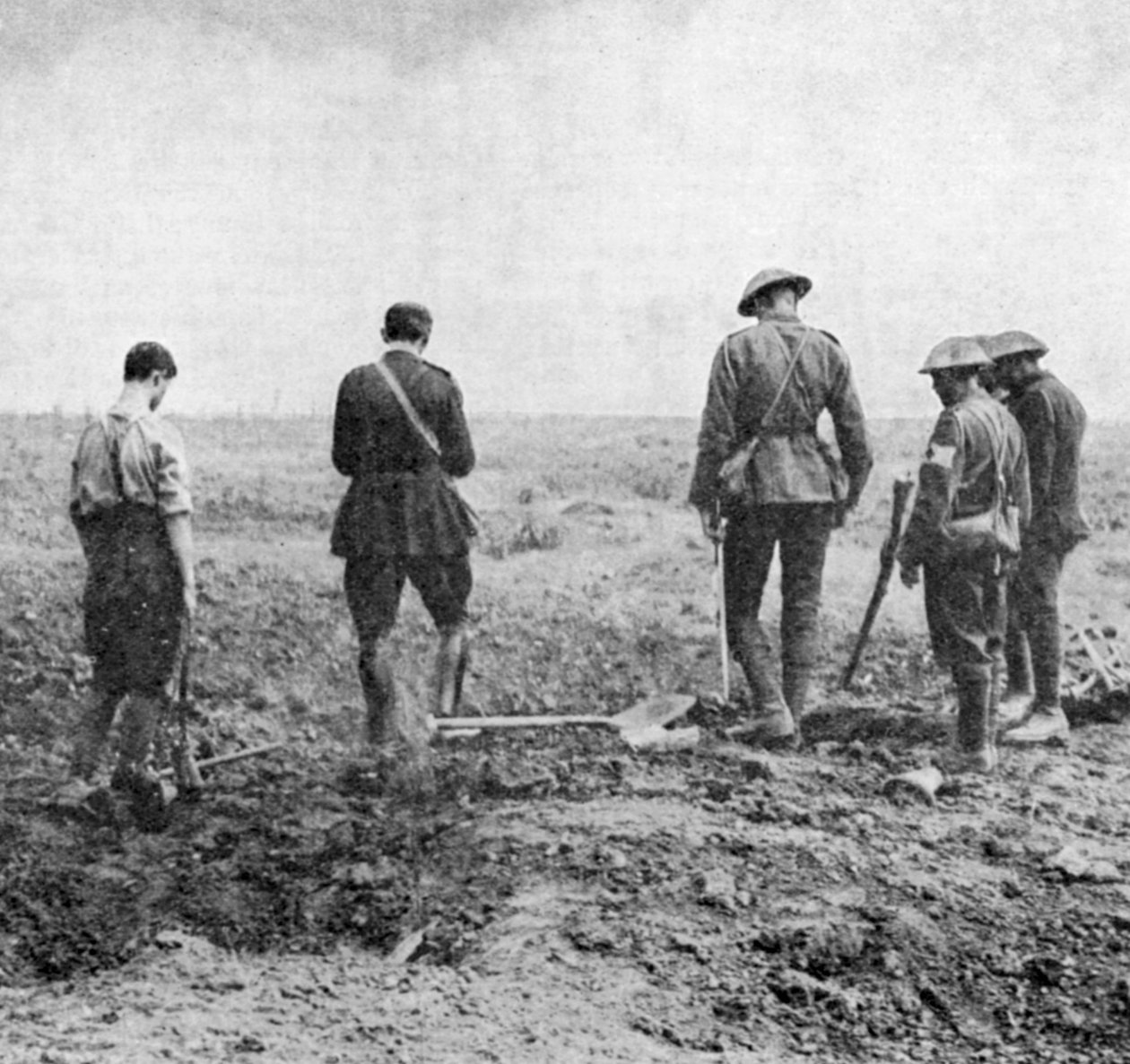 Chaplain conducting burial service in the field while burial party pay their respects, c1916 by Unbekannt