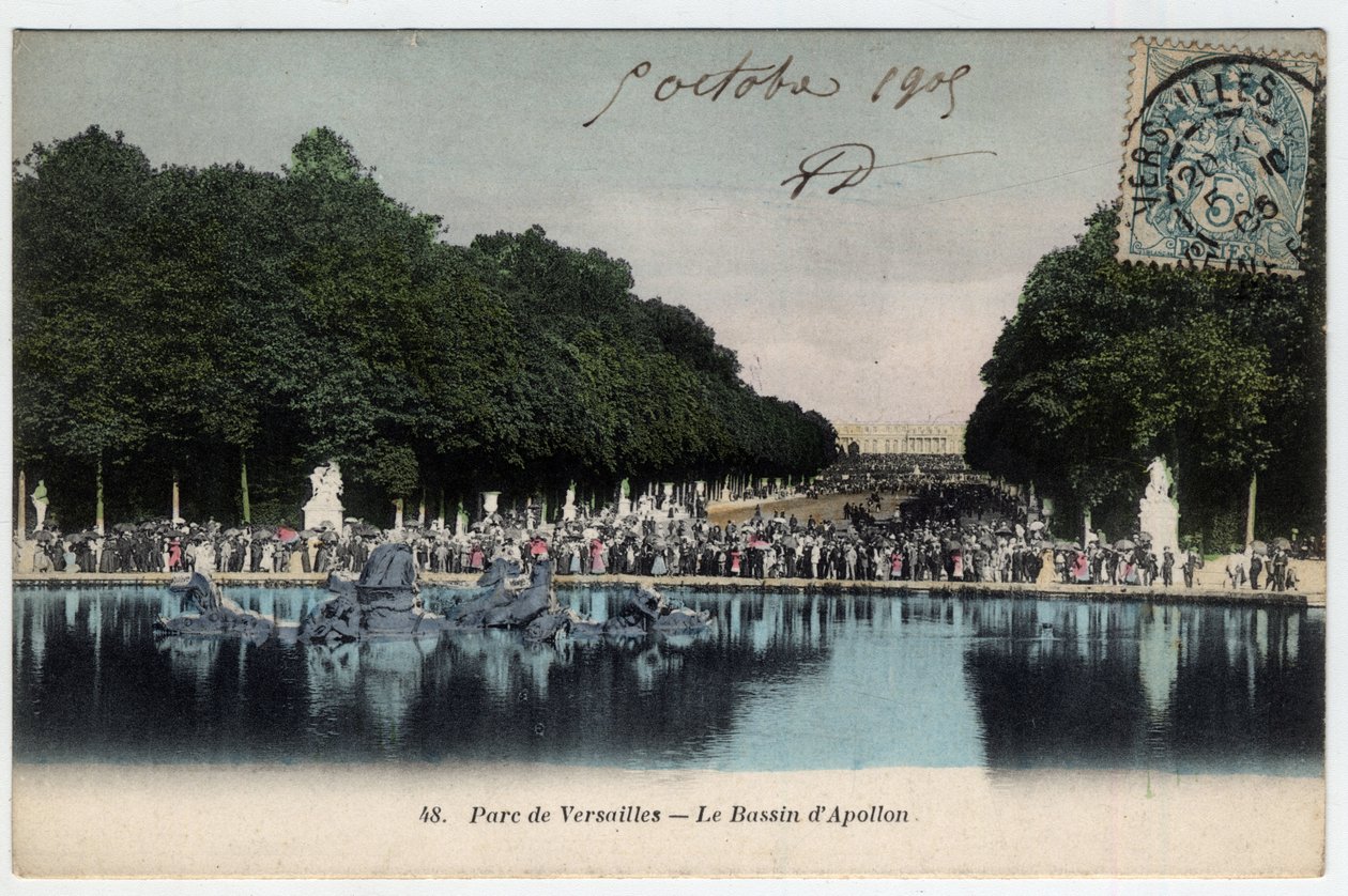 Chateau de Versailles: visitors in front of the Apollo tank basin in the park - Postcard dated 1905 by Unbekannt