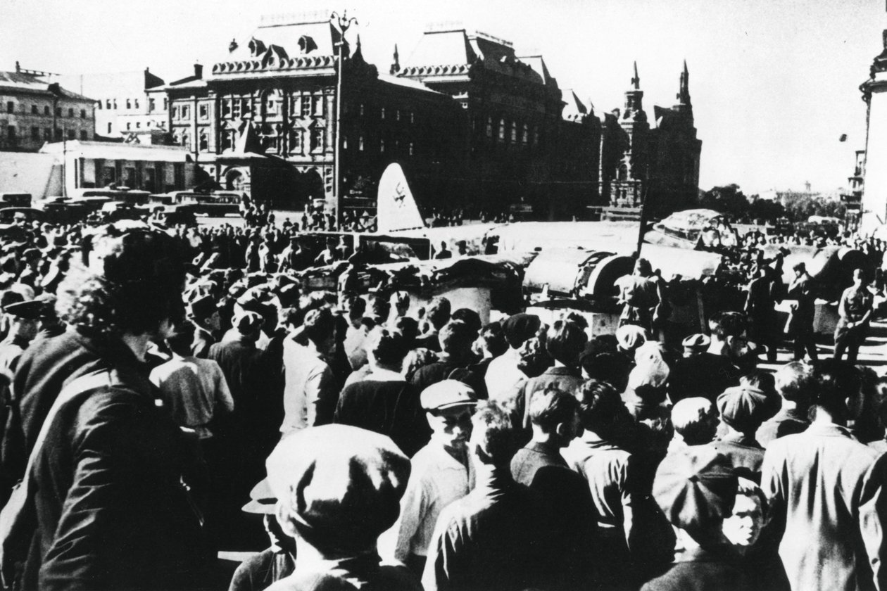 Crowds around a downed German bomber on display in Sverdlov Square, Moscow by Unbekannt