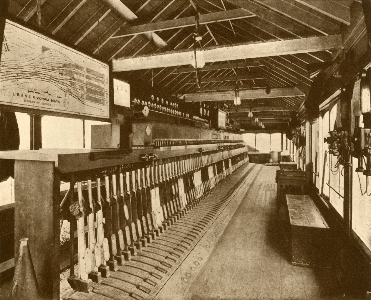 Electro-Mechanical Signal Cabin at Victoria, Southern Railway by Unbekannt