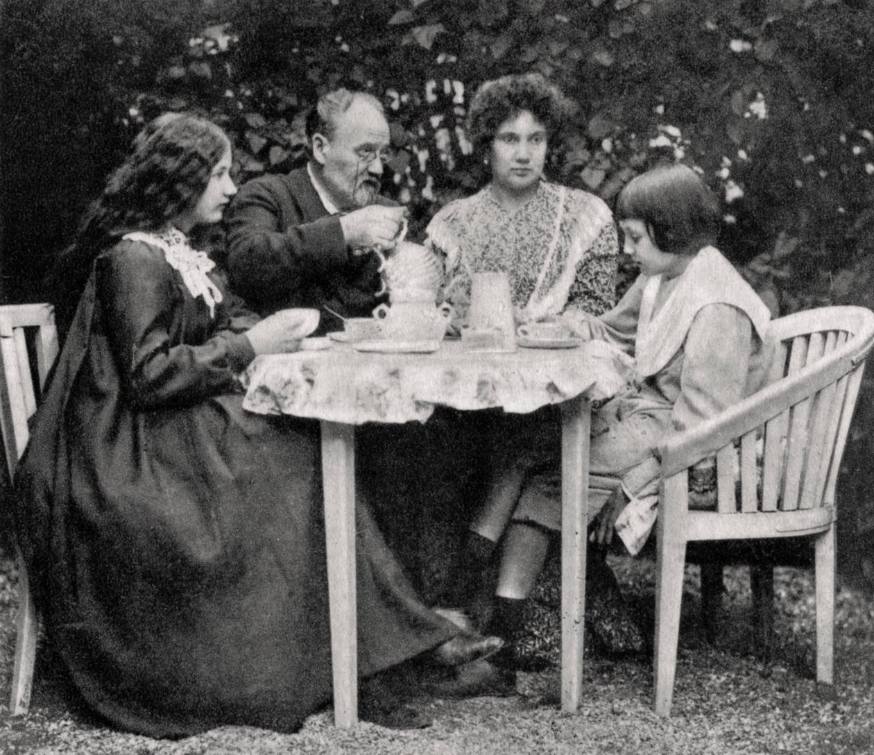 Emile Zola with his family, 1899 by Unbekannt
