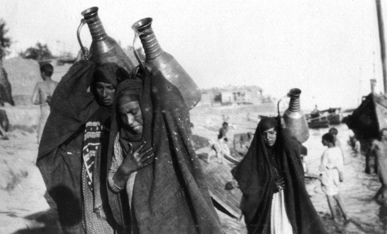 Female Water Carriers, Amarah, Iraq by Unbekannt
