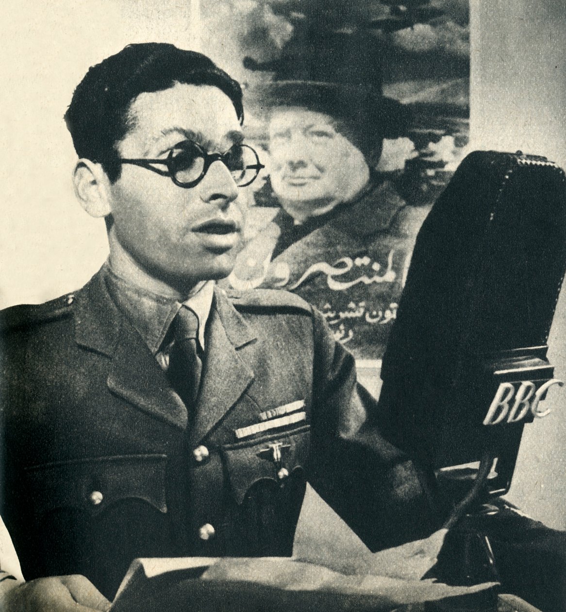 He Reads the News in Moroccan Arabic. A Member of the Fighting French Army, 1942 by Unbekannt