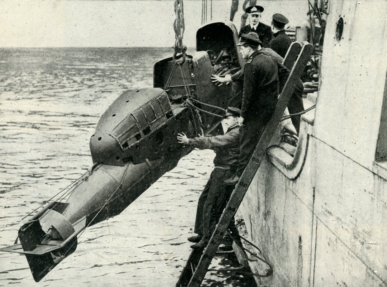 Hoisting a Chariot Manned Torpedo on Board a Ship, World War II by Unbekannt