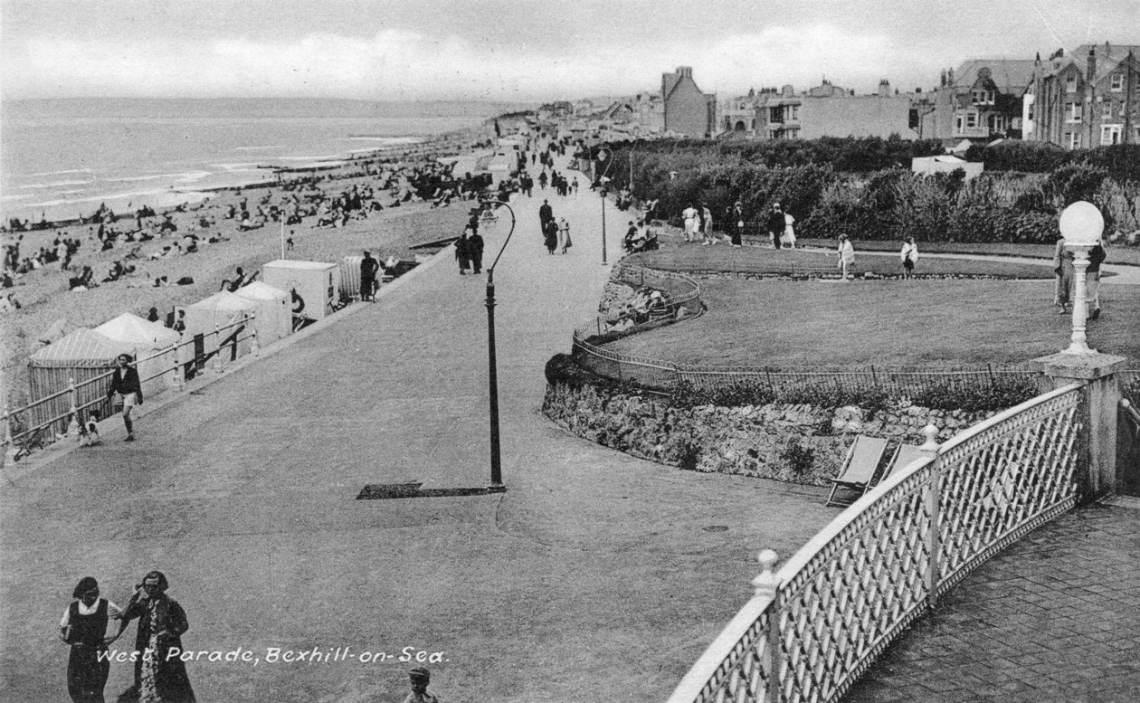 Holidaymakers on West Parade, Bexhill-on-Sea, East Sussex by Unbekannt
