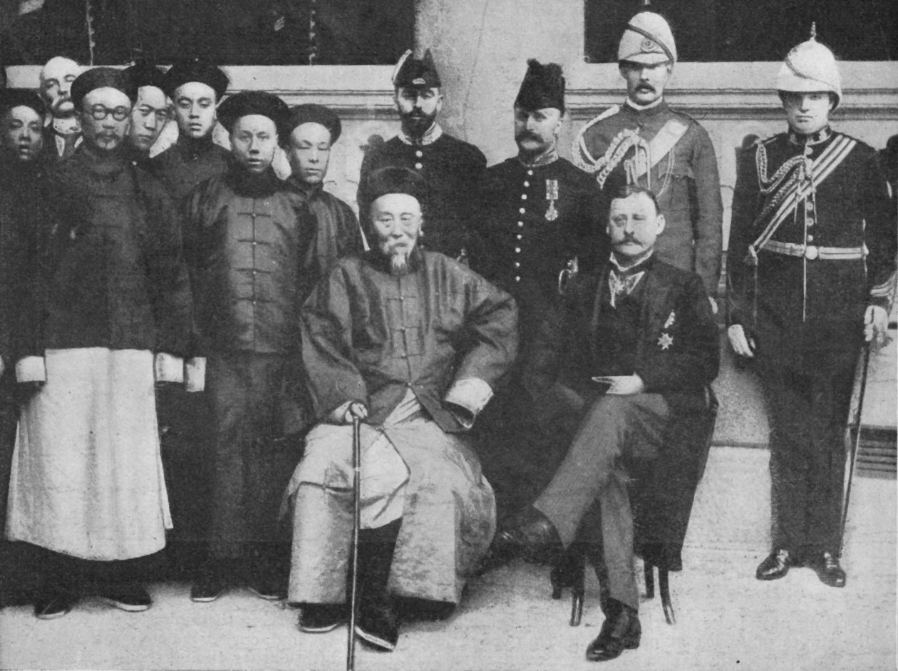 In Far Cathay - An interesting group at Hong Kong, taken before Li Hung went to Pekin, 1900 by Unbekannt