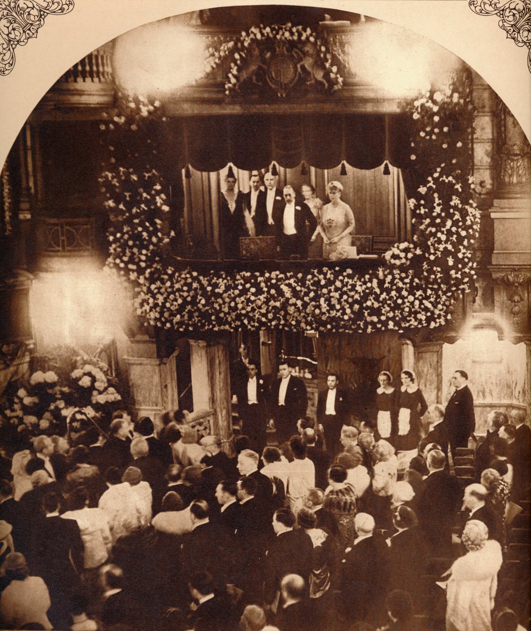 King George V and Queen Mary at a Royal Command Variety Performance, 1920s or 1930s by Unbekannt
