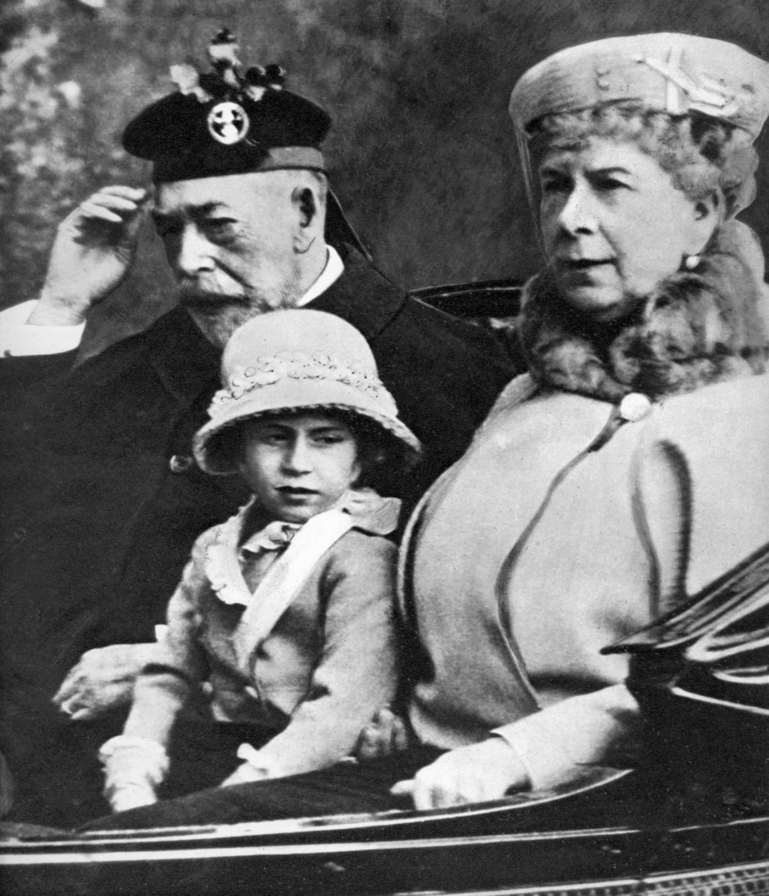 King George V and Queen Mary with Princess Margaret driving to church, Balmoral by Unbekannt