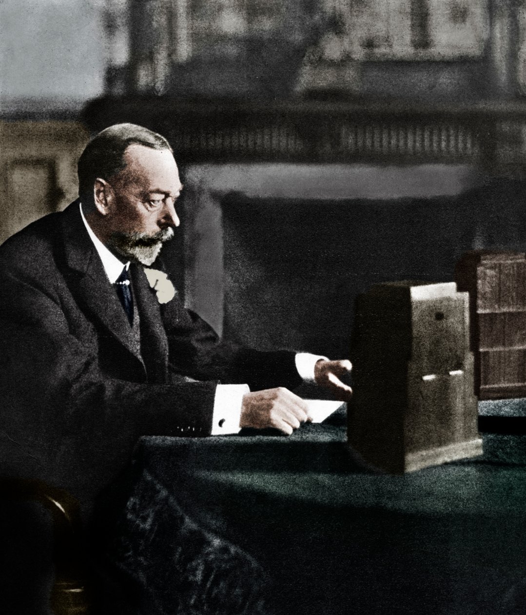 King George V broadcasting to the empire on Christmas Day, Sandringham, 1935 by Unbekannt