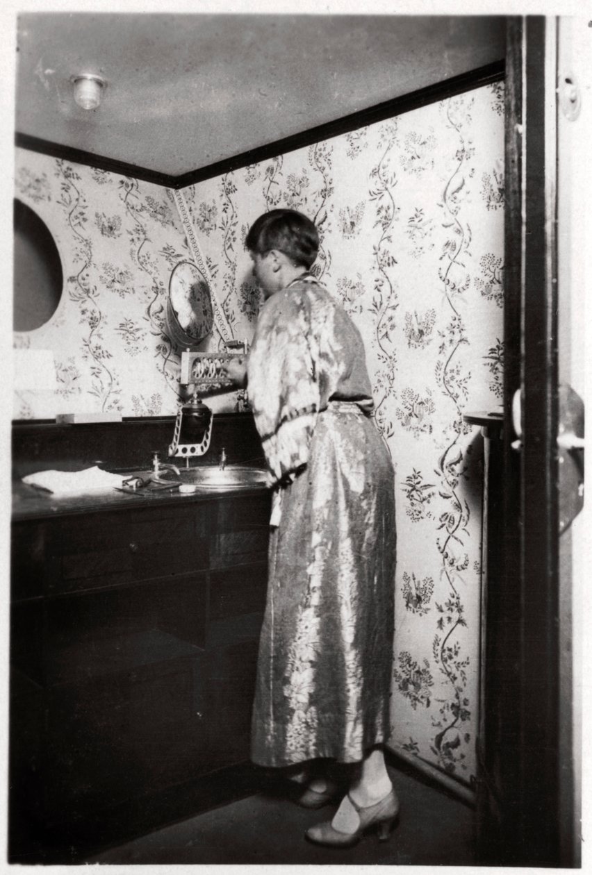 Ladies washroom, Zeppelin LZ 127 Graf Zeppelin, 1933 by Unbekannt