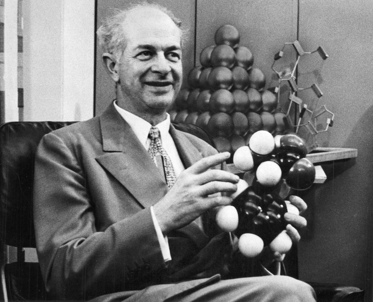 Linus Pauling, American chemist by Unbekannt