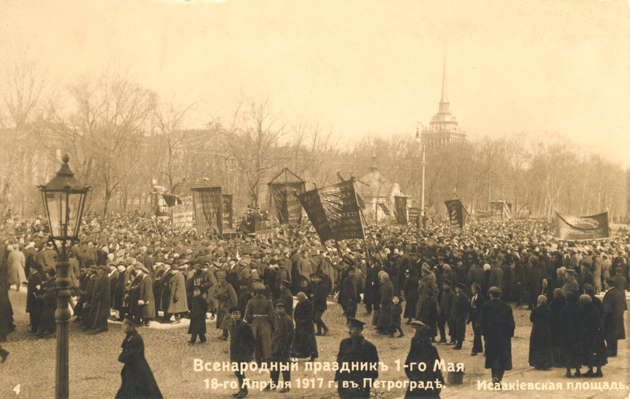 Marchers in St Petersburg, Russian Revolution, 1917 by Unbekannt