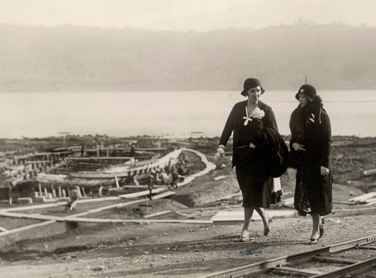 Millicent Veronica Willison, wife of William Randolph Hearst, visiting the work for the recovery of ancient Roman ships from the Lake of Nemi, c.1930 by Unbekannt