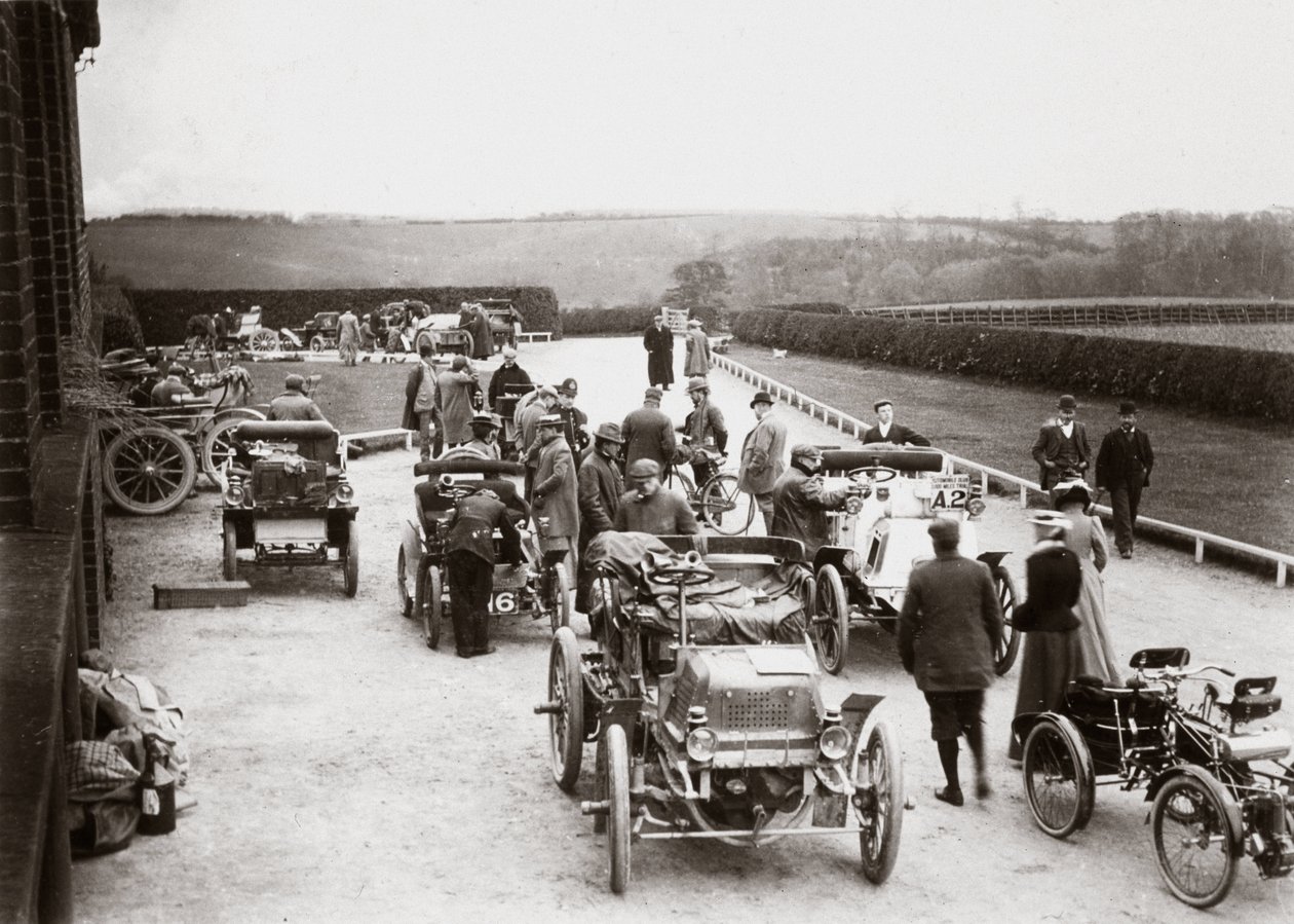 Motor cars parked outside a country house during the 1000 Mile Trial by Unbekannt