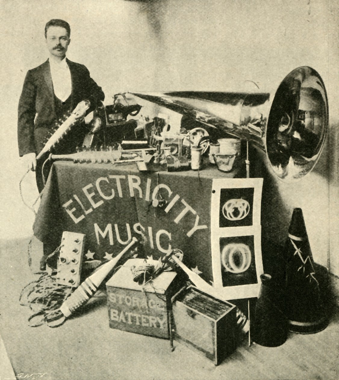 Mr. Patterson and His Apparatus, 1900 by Unbekannt