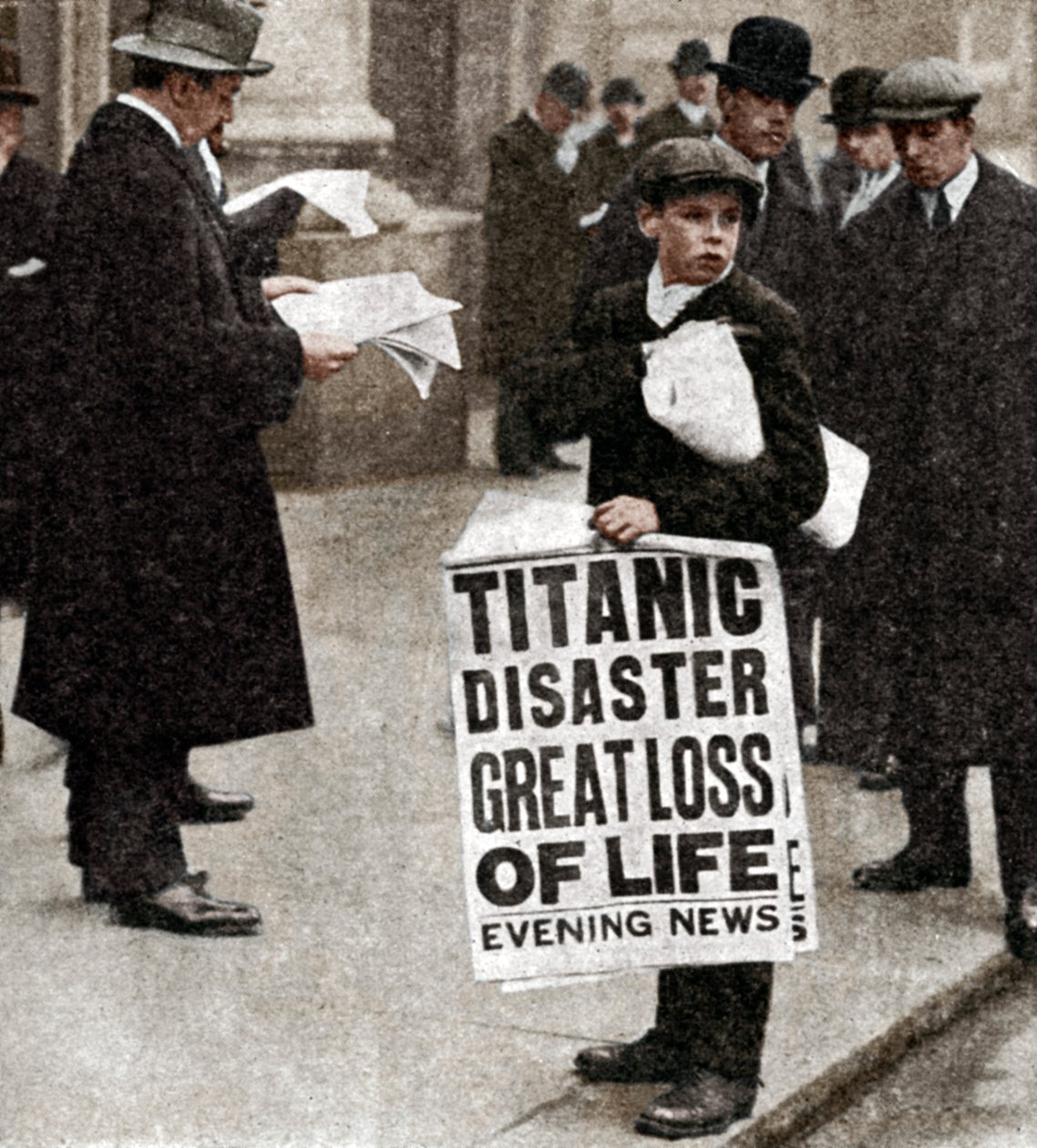 Newspaper boy with news of the Titanic disaster, 14 April 1912 by Unbekannt