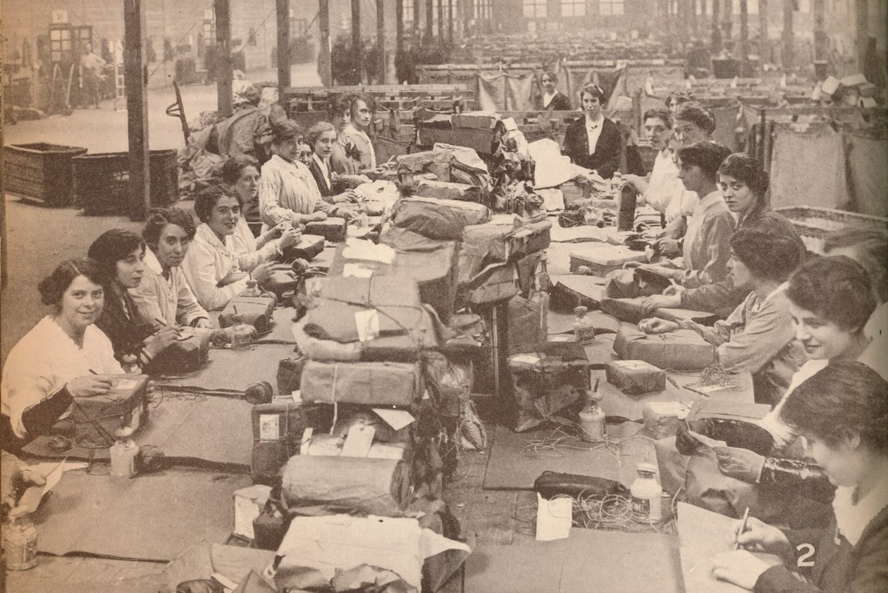 Nimble Assistants at the military post office in London, which dealt with the huge quantity of mail by Unbekannt