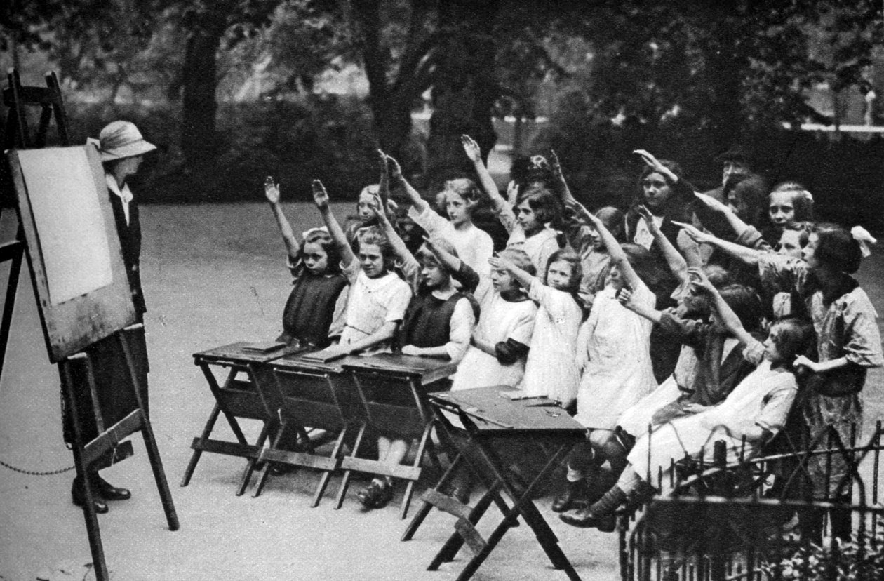 Open air class in Lincolns Inn Fields, London by Unbekannt