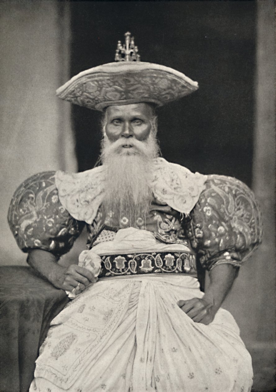 Ortsvorstand in Kandy in Traditional Sinhalese Dress, 1926 by Unbekannt
