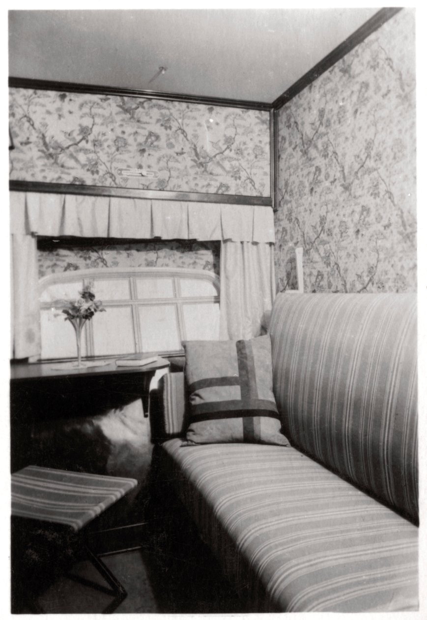 Passenger cabin during the day, Zeppelin LZ 127 Graf Zeppelin, 1933 by Unbekannt