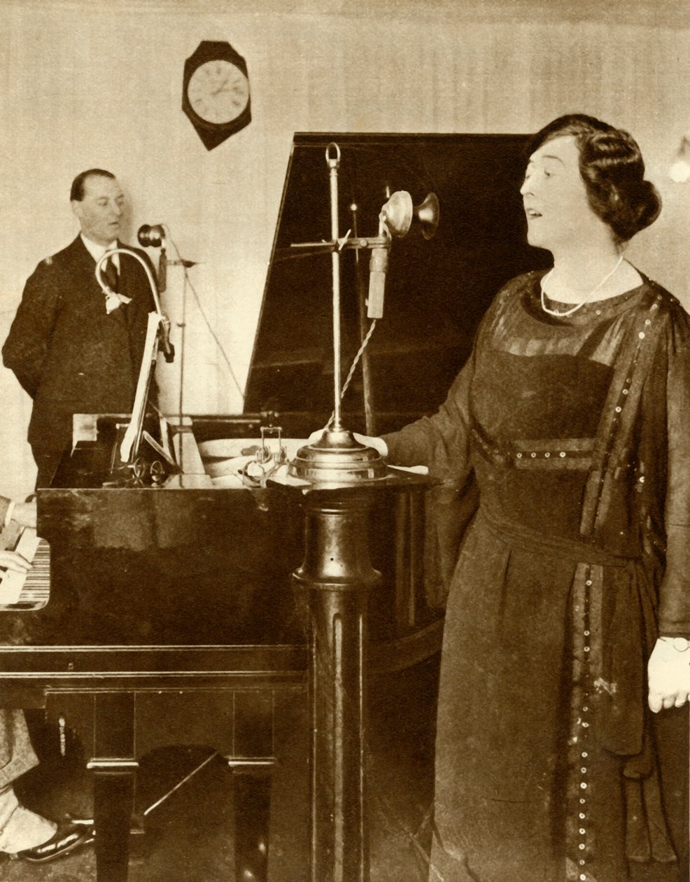 Performers Singing a Duet in One of the Studios of 2LO, Savoy Hill, London, 1923-1935 by Unbekannt