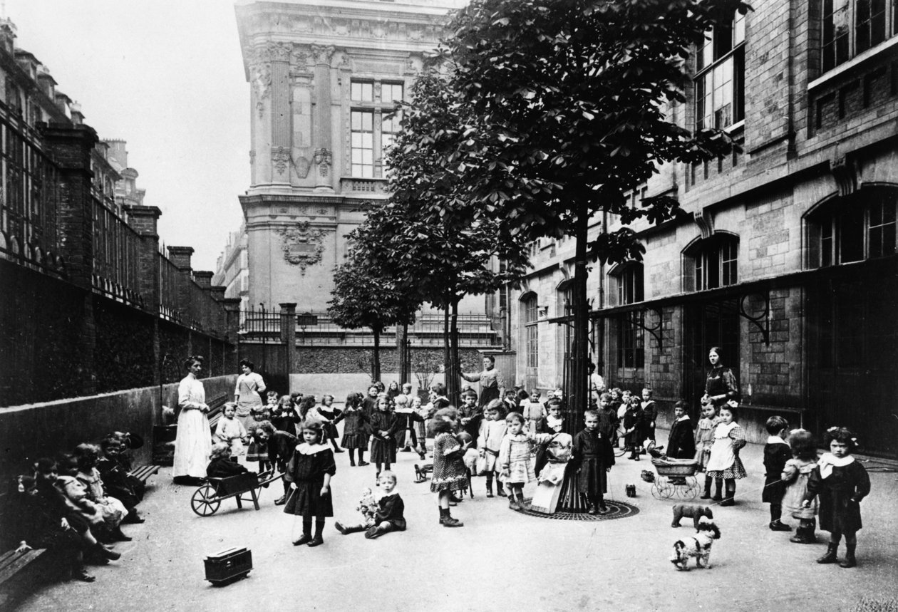 Photograph of children at school during the Paris Commune, 1871 by Unbekannt