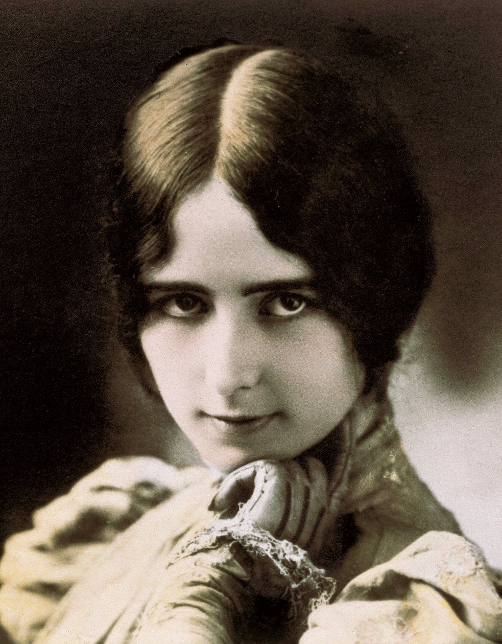 Portrait of Cleo de Merode. Photograph by Unbekannt