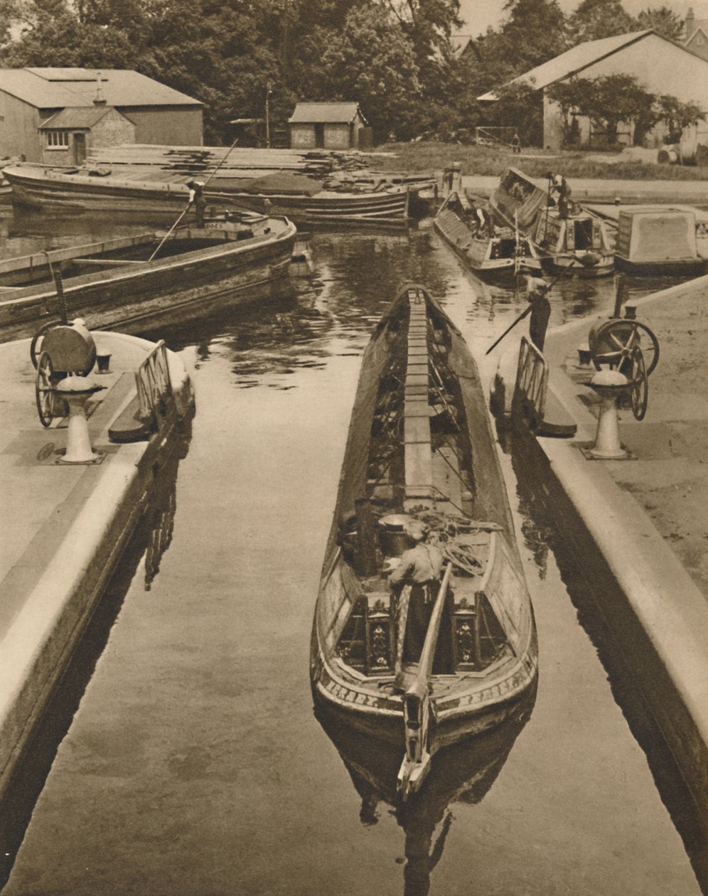 Pushing a Monkey Boat Through The Lock at Brentford by Unbekannt