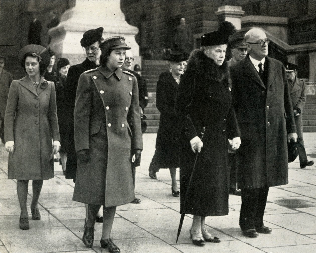 Queen Mary, Princess Elizabeth, Princess Margaret, Armistice Day, 1945 by Unbekannt