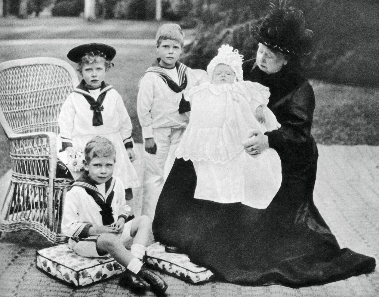 Queen Victoria with Her Great-Grandchildren at Osborne House, Isle of Wight by Unbekannt