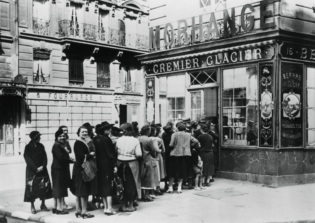 Queue of women outside a dairy shop, German-occupied Paris, 28 June 1940 by Unbekannt
