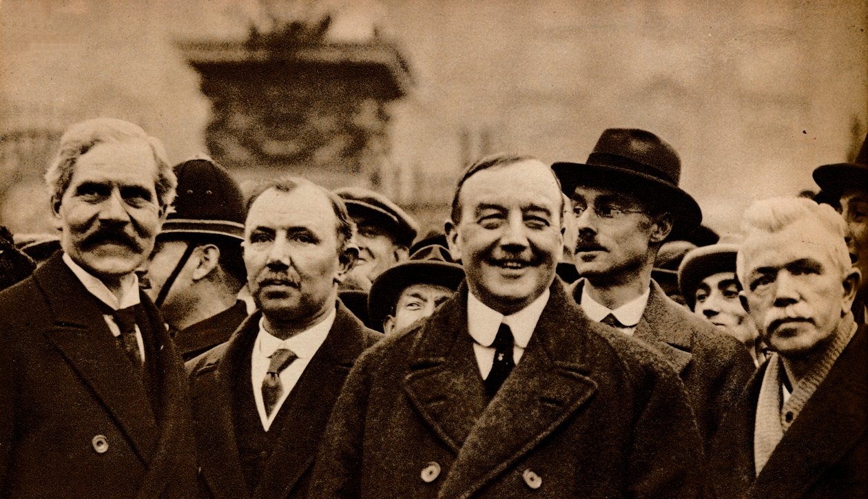 Ramsay Macdonald, first Labour British Prime Minister, leaving Buckingham Palace after being asked by Unbekannt