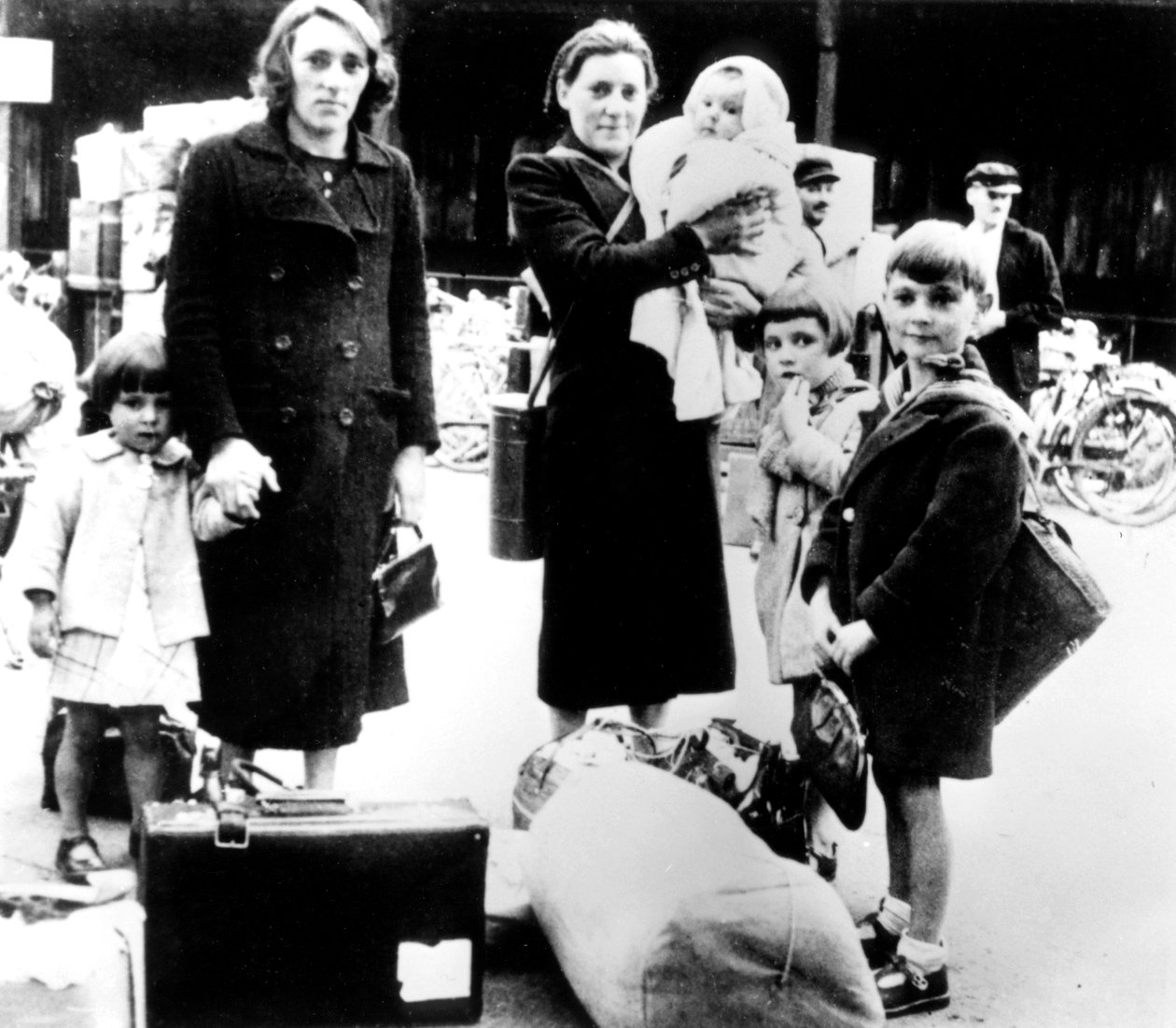Refugees with their belongings, German-occupied Paris, July 1940 by Unbekannt