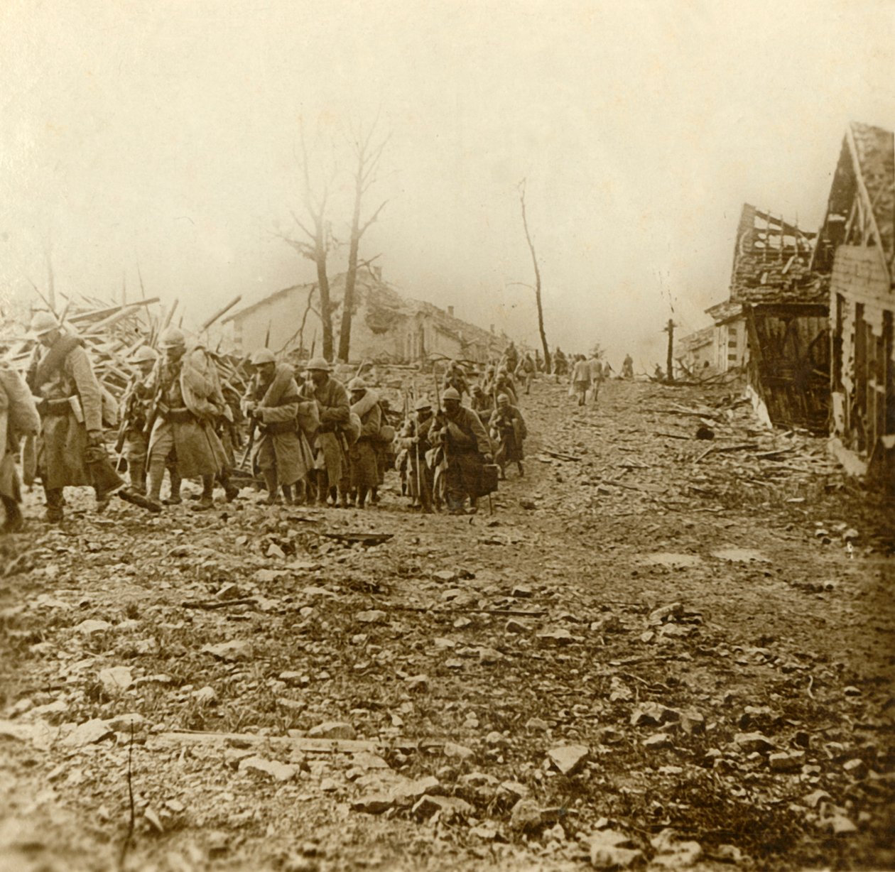 Relief infantry at the attack of Douaumont, northern France by Unbekannt
