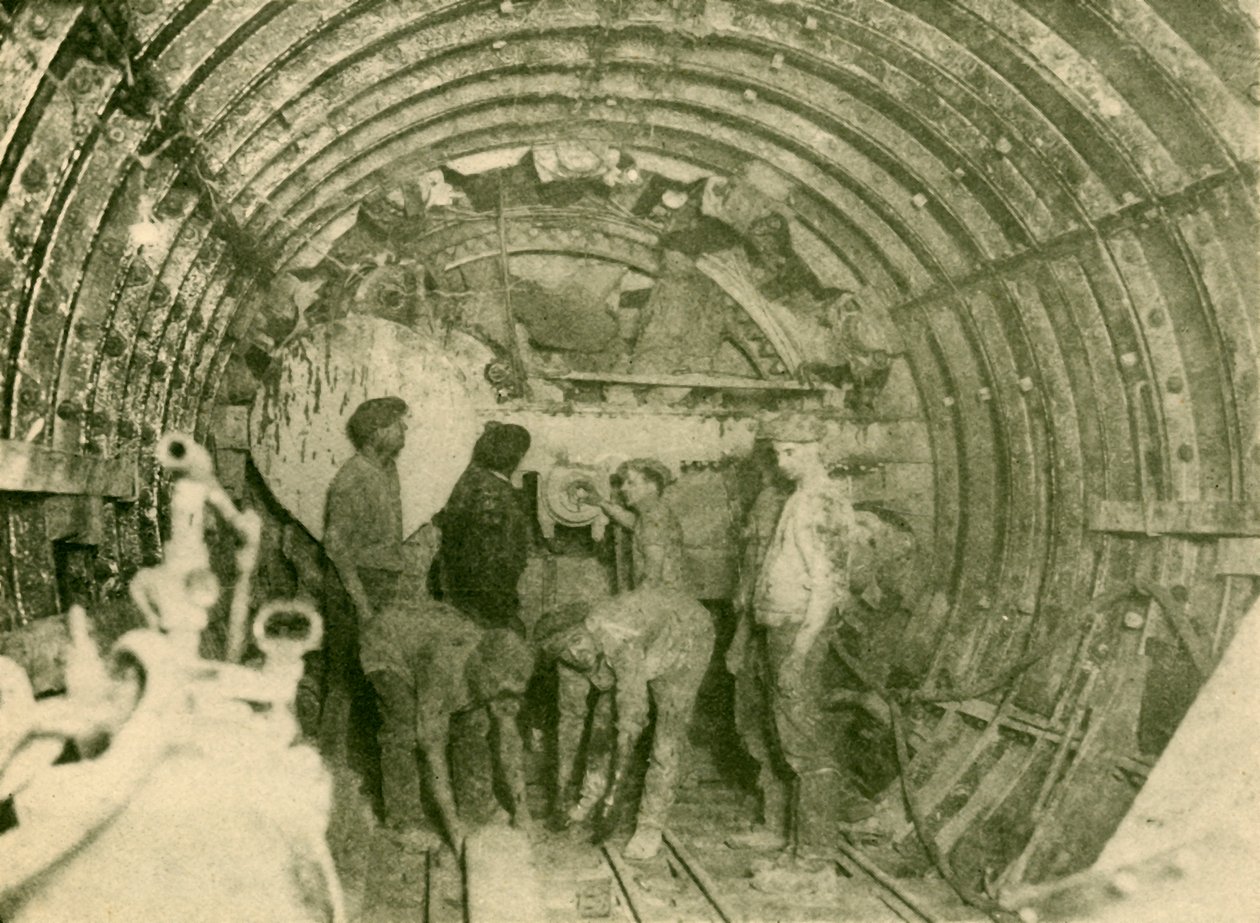 Rotary Cutter at Work in the Enlarged Tube of the City and South London Railway Line by Unbekannt