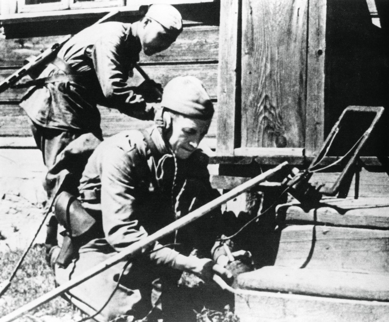 Russian Soldiers with Mine Detectors Clearing a Booby-Trapped House, Eastern Front by Unbekannt