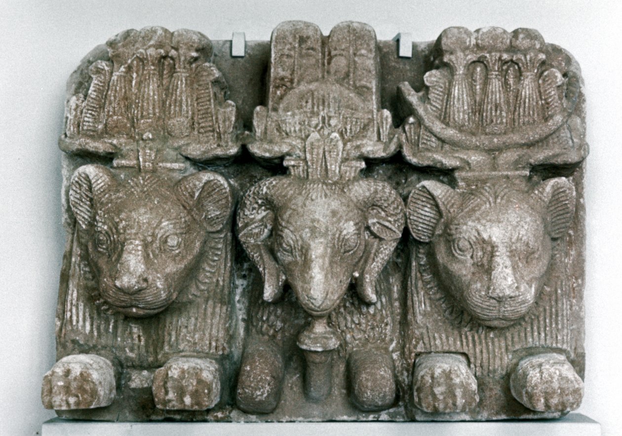 Sculpture of Three Animal Heads by Unbekannt