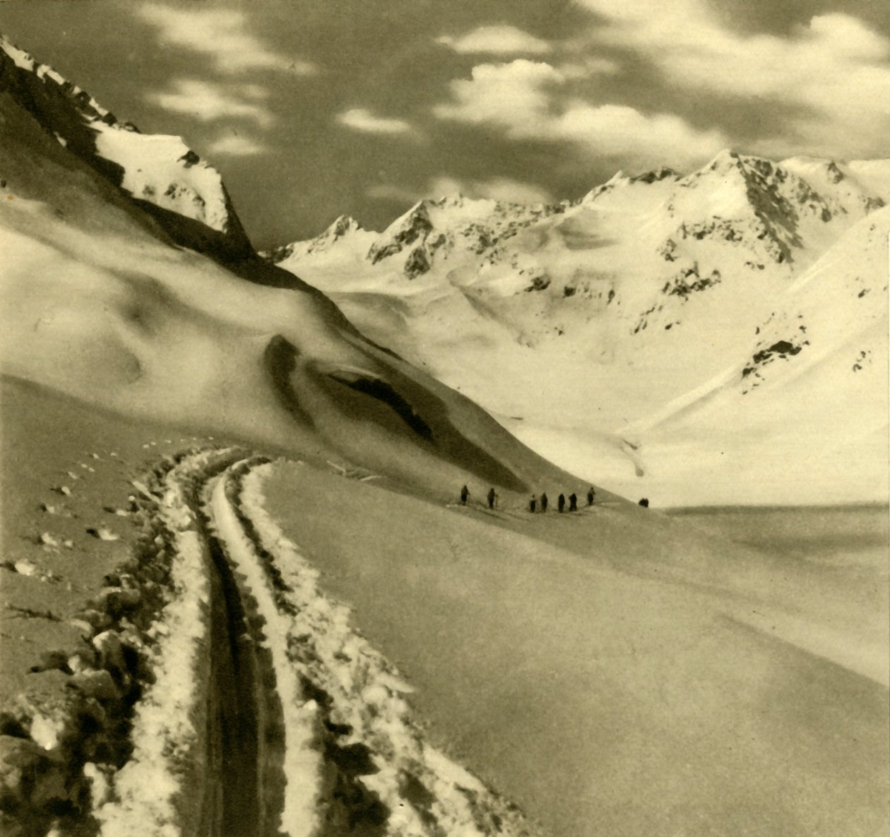 Skiing on the Alpeiner Ferner glacier in the Stubai Alps, Austria by Unbekannt