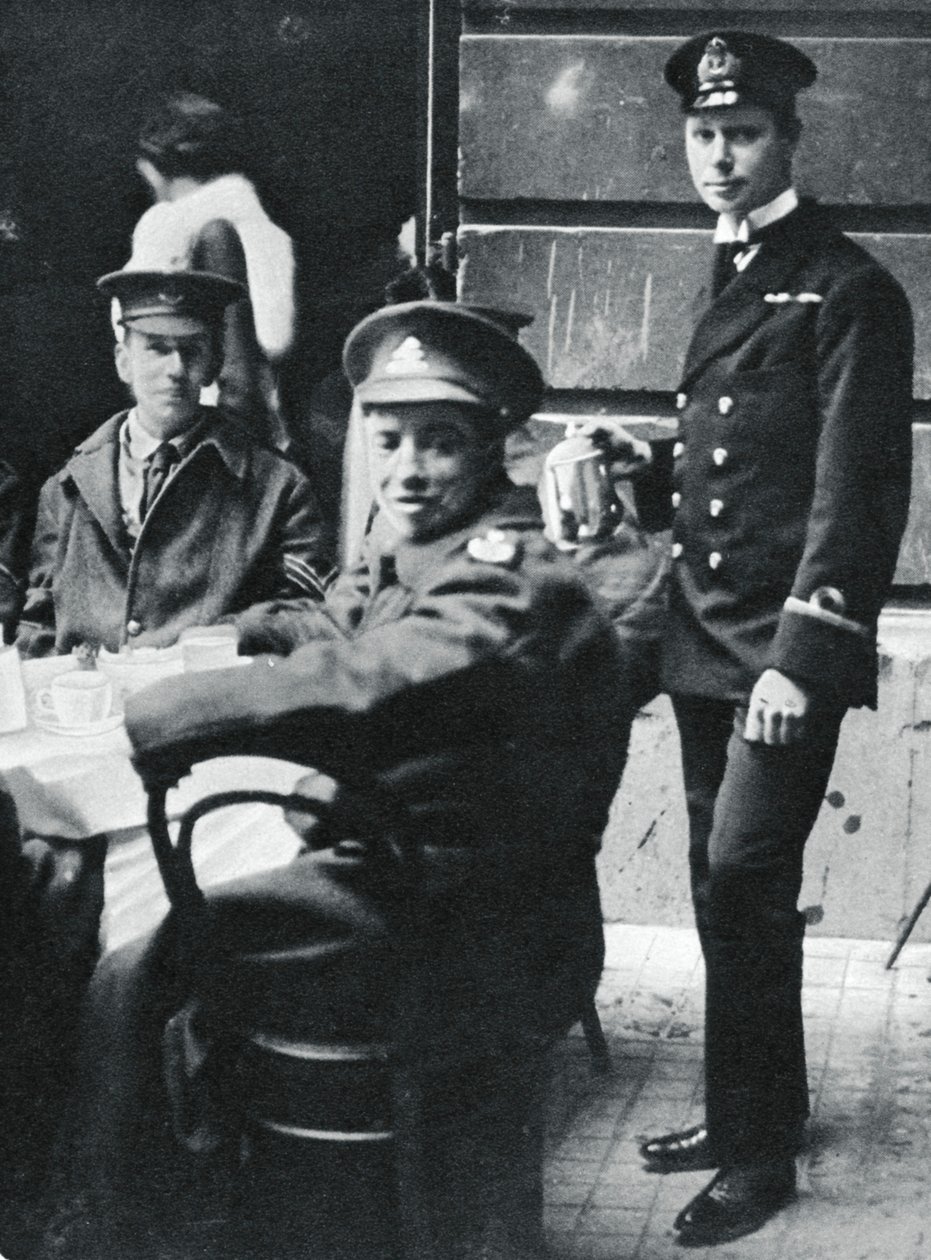 Sub-Lieutenant Prince Albert Serving Tea to Wounded Soldiers at Buckingham Palace by Unbekannt