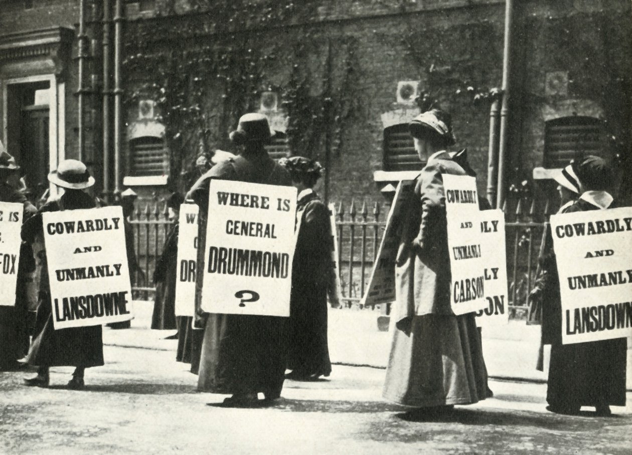 Suffragettes Demonstrate Outside a Prison, London, 1914 by Unbekannt