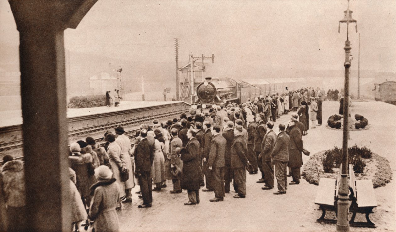Sympathetic interest in the Royal Funeral Train at Welwyn Station, 1936 by Unbekannt