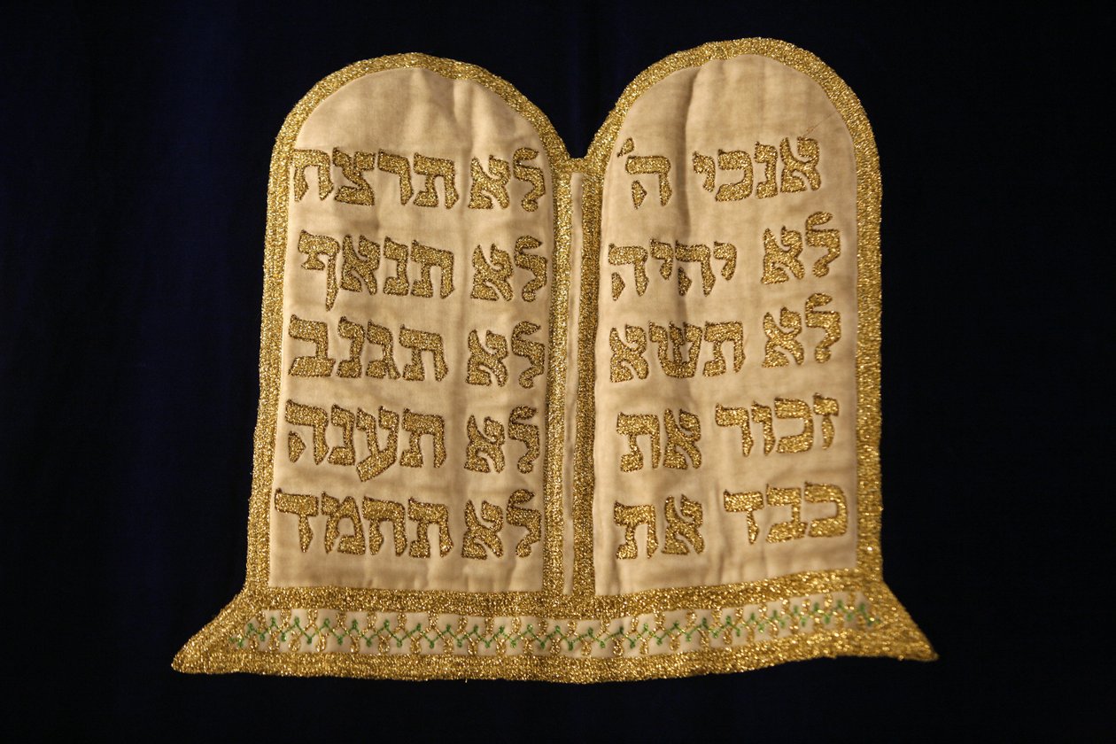 Tables of the Law embroidery in Stadttempel Synagogue, Vienna, Austria by Unbekannt
