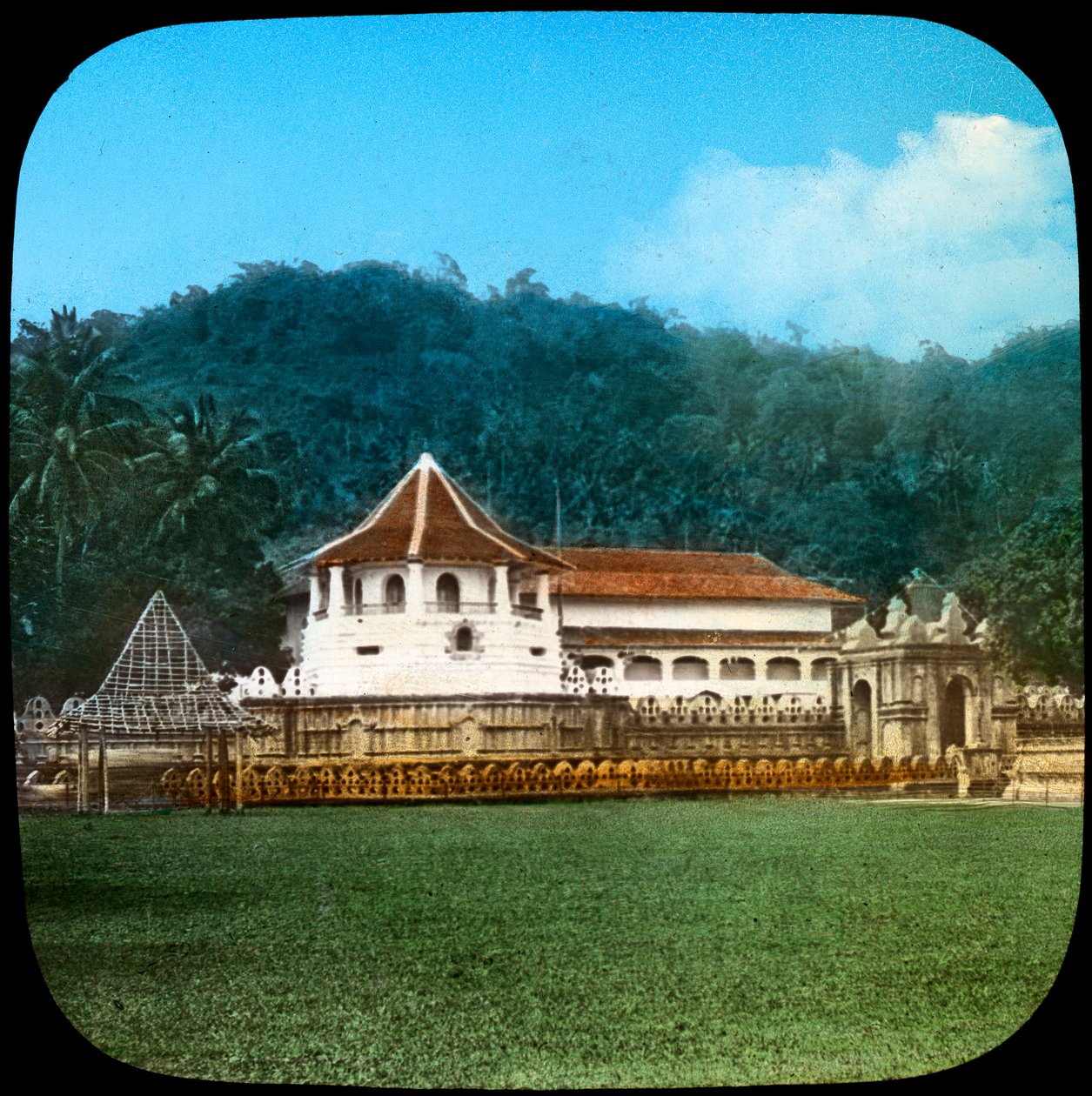 Temple of the Sacred Tooth, Kandy, Ceylon, late 19th or early 20th century by Unbekannt