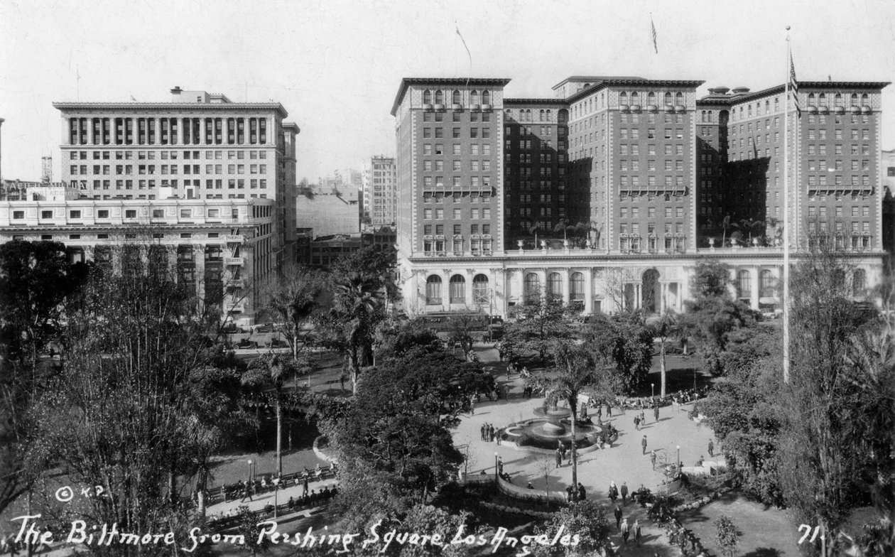 The Biltmore from Pershing Square, Los Angeles, California, USA by Unbekannt