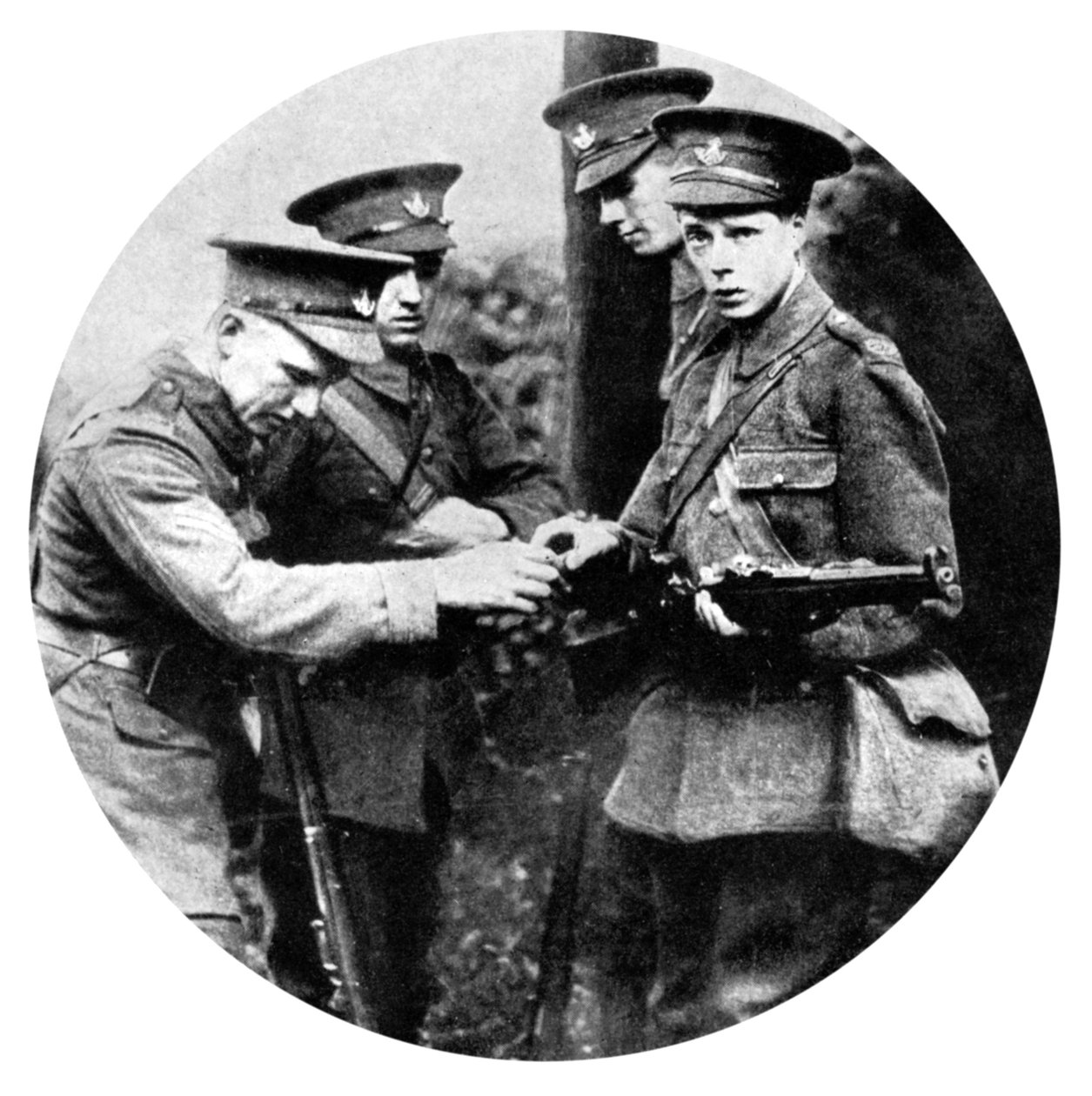 The Prince of Wales Loading a Rifle in the Grenadiers, First World War, 1914 by Unbekannt