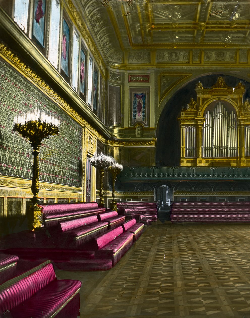 The ballroom, Buckingham Palace, London by Unbekannt