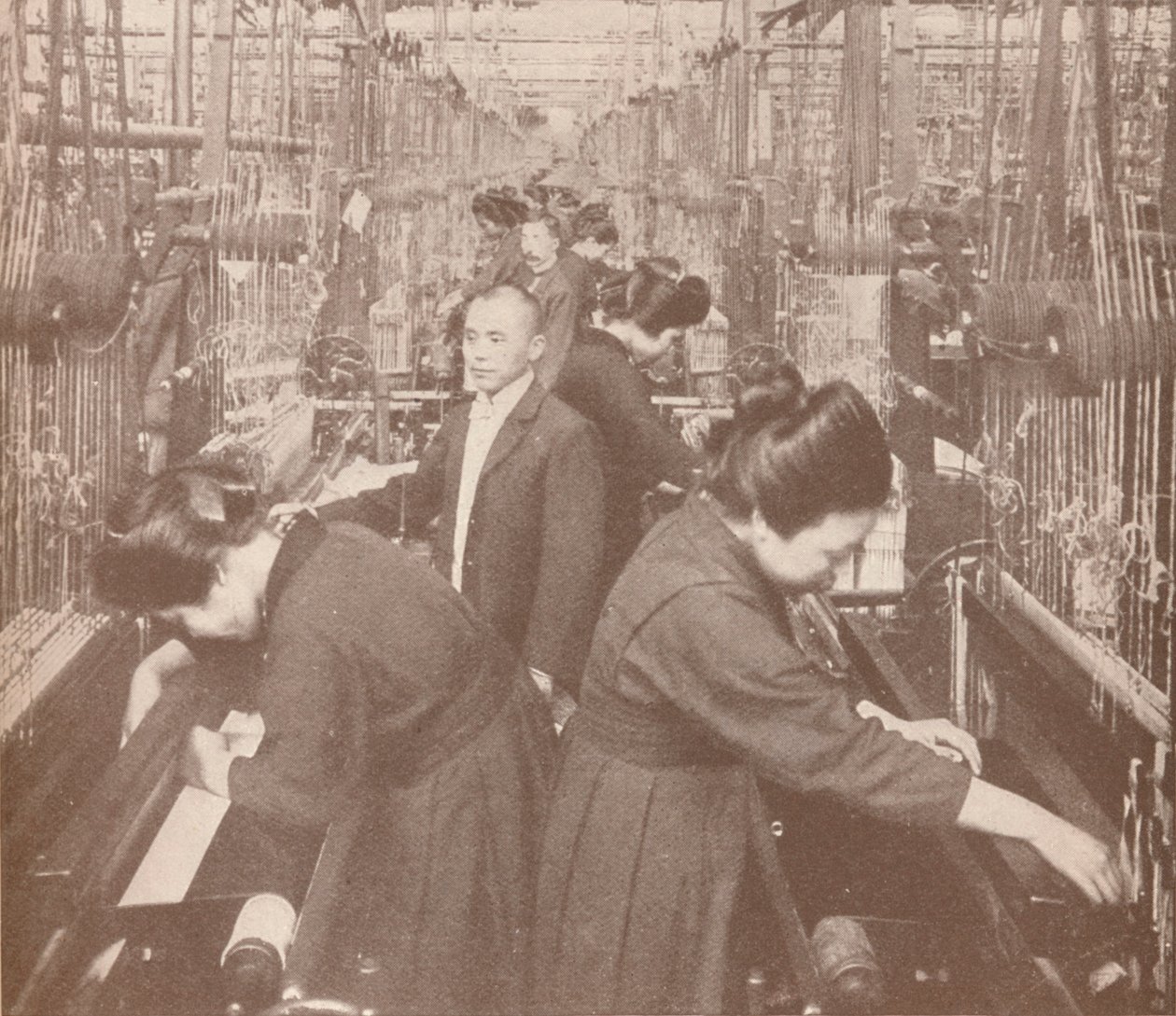 The busy interior of a flourishing silk factory in Japan by Unbekannt