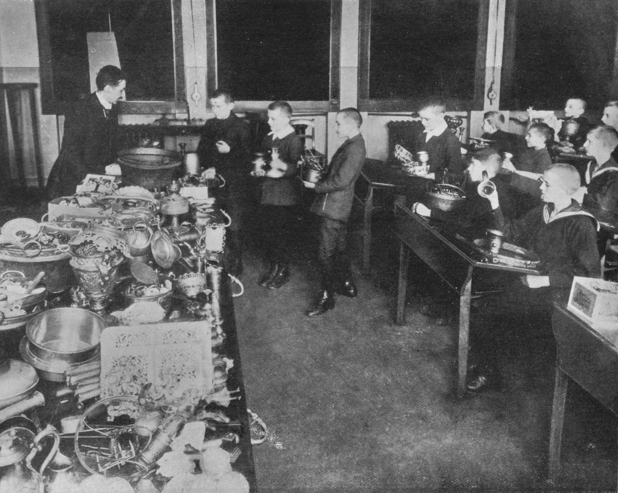 The copper shortage in Germany, 1915 by Unbekannt
