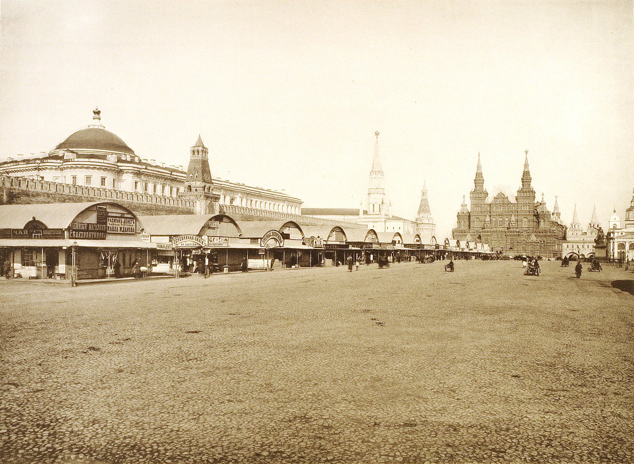 The trading rows in Red Square, Moscow, Russia by Unbekannt