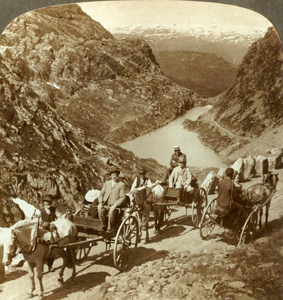 Travellers on mountain road through wild ravine of Seljestad, Norway by Unbekannt